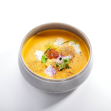 Kasede balkabağı çorbası. Ana yemeği servis ettim. İtalyan stracciatella peynirli sebze kremalı çorba. Şifalı bitkilerle süslenmiş restoran yemekleri. Akşam yemeği, tabakta gurme yemeği.