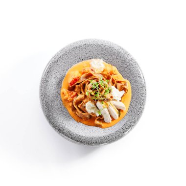 Fırında domates ve tavuklu spagetti. Geleneksel İtalyan mutfağı servis edildi. Domates soslu Borodinsky un makarnası. İtalyan mutfağı. Restoran yemek bölümü, ana yemek manzarası.