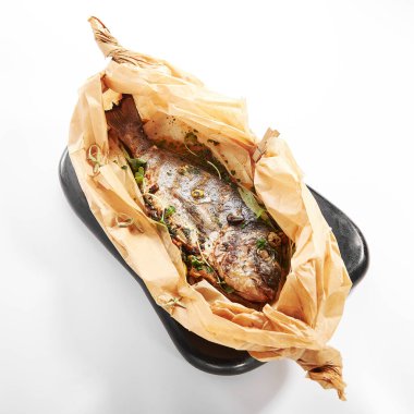 Parşömende fırında Dorado balığı. Siyah tabakta ızgara ton balığı. Bitkilerle pişirilmiş yunus balığı. Deniz mahsulleri restoranı yemeği servis ettim. Deniz lezzeti, Akdeniz lezzeti lezzetli gurme yemeği.