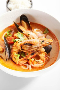 Tom Yum ve deniz ürünleri kasesinde. Ana yemeği yakın servis ettim. Karides ve midyeli Tayland ekşi ve baharatlı çorba. Geleneksel Asya restoranı yemekleri. Akşam yemeği, Tayland yemeği tabakta.