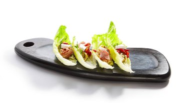 Rozbif ve kereviz remoulade ile Romano marulu. Et ve yeşillikle nefis atıştırmalıklar. Peyniri yakından gören lezzetli bir yemek. Ahşap tepside restoran yemeği. Aşçılık sunumu