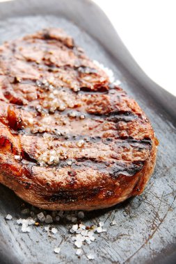 Tuzlu ve baharatlı pirzola. Kızarmış et yakın çekim görüntüsü. Tabakta ızgara et. Lokanta lezzetli yemekler. Kızarmış inek kaburgası. Barbekü yemeği, gurme yemeği. Tütsülenmiş domuz eti