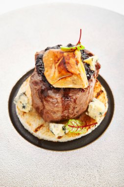 Biber bifteği yakın çekim görüntüsü. Yeşillikle servis edilen lezzetli bir restoran yemeği. Lezzetli Çin usulü kızarmış biftek, sos ve sebze tabağı. Yemek kompozisyonu, aşçılık sunumu