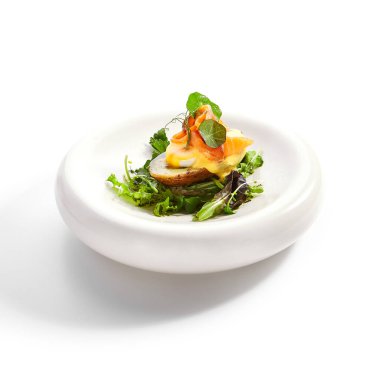 Yumurta ve somon balıklı fırında patates. Yeşillik ve sebzeli lezzetli balıklar. Beyaz tabakta soslu lezzetli deniz ürünleri. Yemek servisi, yemek kompozisyonu. Aşçılık sunumu