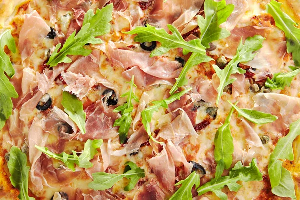 Tradycyjna Włoska Pizza Suszonymi Pomidorami Kaparami Serem Prosciutto Rukolą Mozzarellą — Zdjęcie stockowe