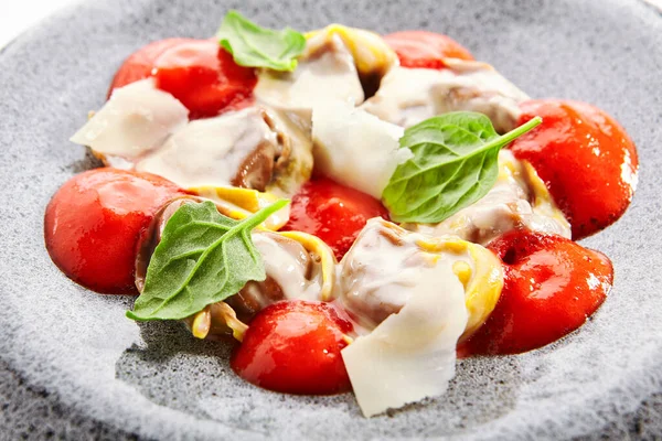 Ravioli Com Carne Caranguejo Mousse Tomate Perto Serviu Cozinha Tradicional — Fotografia de Stock