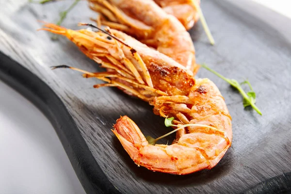 Camarones Argentinos Cerca Sirve Gambas Rojas Plato Negro Comida Restaurante — Foto de Stock