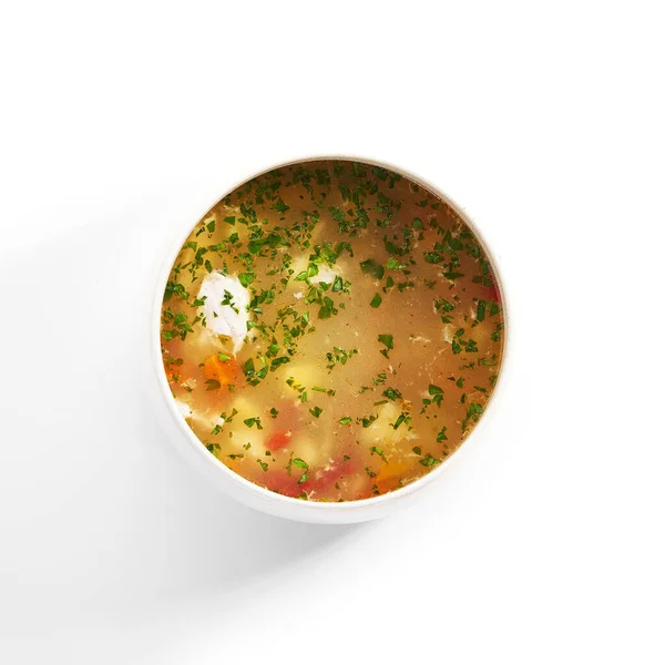 乌卡鱼配鲑鱼和烤肉俄罗斯传统的绿叶鱼汤 精美的自制菜盘放在白桌上的锅子里 用欧芹做热饭 食品展示 餐馆菜单 — 图库照片