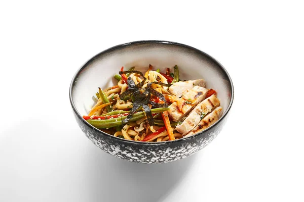 Wok Udon Com Legumes Vista Lateral Frango Tradicional Asiático Refeição — Fotografia de Stock