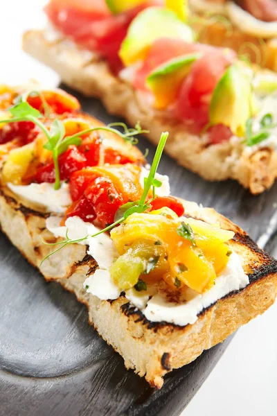 Delicioso Bruschetta Com Pimentas Assadas Vista Closeup Pão Torrado Saboroso — Fotografia de Stock