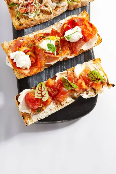 Bruschettas Com Carne Legumes Deliciosos Petiscos Com Chouriço Burrata Tomate — Fotografia de Stock