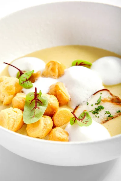 Sopa Creme Cogumelos Selvagens Com Profiteroles Queijo Prato Aromático Com — Fotografia de Stock