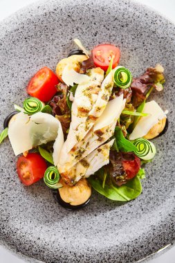 Peynirli profiterollü salata ve sous vide tavuğu. Lezzetli et ve taze kesilmiş sebzeler. Yakın çekim. Aromatik soslu restoran yemeği. Yemek sunumu, haute cuisine