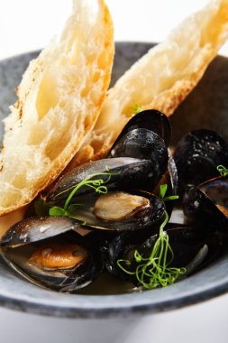 Baget dilimli midyeler. Ekmeğe yakın taze istiridye servis ettim. Şifalı bitkilerle süslenmiş deniz ürünleri restoranı yemekleri. Deniz lezzeti, tabakta Akdeniz yemeği.