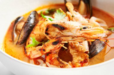 Tom Yum ve deniz ürünleri kasesinde. Ana yemeği yakın servis ettim. Karides ve midyeli Tayland ekşi ve baharatlı çorba. Geleneksel Asya restoranı yemekleri. Akşam yemeği, Tayland yemeği tabakta.