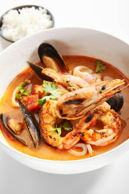 Tom Yum ve deniz ürünleri kasesinde. Ana yemeği yakın servis ettim. Karides ve midyeli Tayland ekşi ve baharatlı çorba. Geleneksel Asya restoranı yemekleri. Akşam yemeği, Tayland yemeği tabakta.