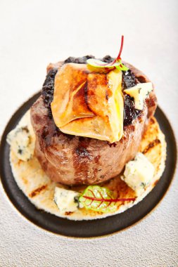 Biber bifteği yakın çekim görüntüsü. Yeşillikle servis edilen lezzetli bir restoran yemeği. Lezzetli Çin usulü kızarmış biftek, sos ve sebze tabağı. Yemek kompozisyonu, aşçılık sunumu