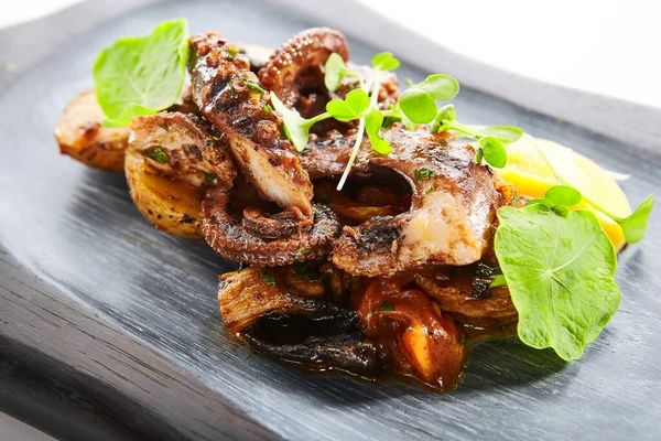 Grilled Octopus Baked Potatoes Delicious Seafood Closeup View Tasty Dish — Stock Photo, Image