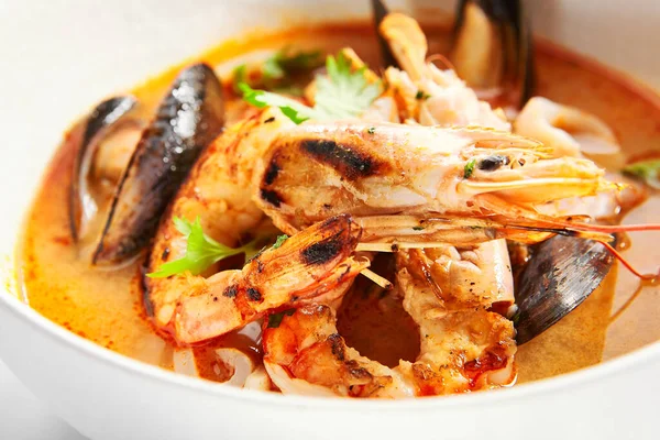 ユムは海鮮丼だ メインコースを終了します タイの酸味とエビとムール貝のスパイシーなスープ レストランアジアの伝統的な食品 ディナー プレートでタイのグルメ料理 — ストック写真