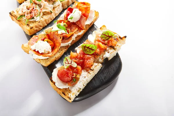 Bruschetta Pečenými Rajčaty Detailní Pohled Aromatické Občerstvení Sýrem Zeleninou Tradiční — Stock fotografie