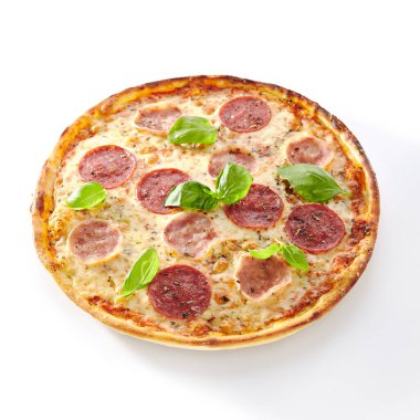 Jambonlu pizza, salam ve İtalyan otları menü tasarımı için beyaz arka planda izole edilmiş. Lezzetli İtalyan ekmeği ince dilimli biber sosisi, sıcak lezzetli fast food kesimi.