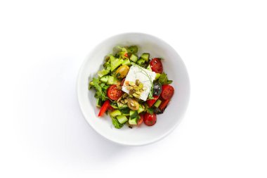 Beyaz kasede Yunan salatası. Dilimlenmiş taze sebze ve peynir. Geleneksel Yunan mutfağı servis edildi. Çiğ domates, salatalık ve zeytinyağı. Restoran yemekleri bölümü.