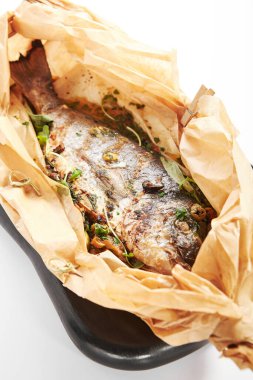 Parşömende fırında Dorado balığı. Siyah tabakta ızgara ton balığı. Bitkilerle pişirilmiş yunus balığı. Deniz mahsulleri restoranı yemeği servis ettim. Deniz lezzeti, Akdeniz lezzeti lezzetli gurme yemeği.