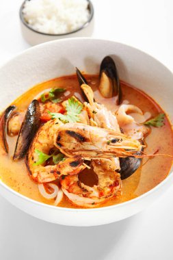 Tom Yum ve deniz ürünleri kasesinde. Ana yemeği yakın servis ettim. Karides ve midyeli Tayland ekşi ve baharatlı çorba. Geleneksel Asya restoranı yemekleri. Akşam yemeği, Tayland yemeği tabakta.