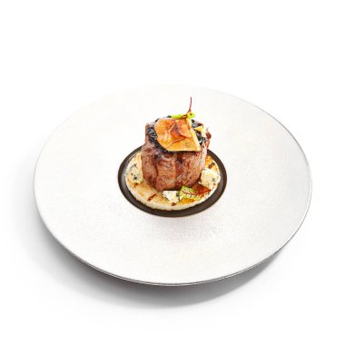 Biberli biftek manzaralı. Yeşillikle servis edilen lezzetli bir restoran yemeği. Lezzetli Çin usulü kızarmış biftek, sos ve sebze tabağı. Yemek kompozisyonu, aşçılık sunumu