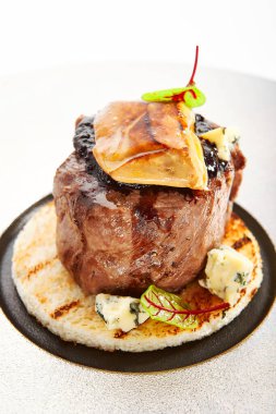 Biber bifteği yakın çekim görüntüsü. Yeşillikle servis edilen lezzetli bir restoran yemeği. Lezzetli Çin usulü kızarmış biftek, sos ve sebze tabağı. Yemek kompozisyonu, aşçılık sunumu