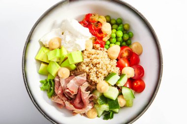 Sığır etli kuskus ve sebze doğrama. Tofu peyniri, salatalık, domates ve avokadoyla nefis bir yemek. Sos, biber ve bezelye ile servis edilen lezzetli yemekler. Haute cuisine, food kompozisyonu