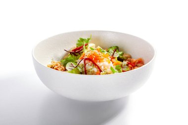 Somon dürt, avokado kes ve soya peyniri yanına bak. Geleneksel Hawaii yemeği peynirle servis edilir. Pirinç, edamame ve soya fasulyeli lezzetli salata. Yerli mutfağı, egzotik yemek kompozisyonu