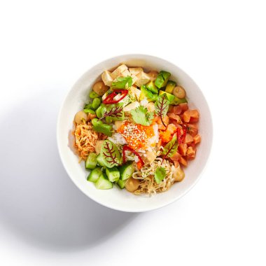 Somonla dürt, avokado kes ve tofunun üst görüntüsünü kes. Geleneksel Hawaii yemeği peynirle servis edilir. Pirinç, edamame ve soya fasulyeli lezzetli salata. Yerli mutfağı, egzotik yemek kompozisyonu