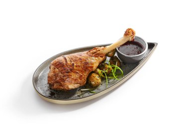 Fırınlanmış hindi budu. Soslu lezzetli paultry yemeği. Mantarlı ve yeşillikli kızarmış et. Soğanlı leziz ızgara yemek. Mutfak tarifi, yemek kompozisyonu