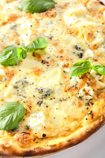 白色的四个芝士披萨与融化的意大利面 Gorgonzola Mozzarella和Gouda芝士分离 意大利传统的全麦面包 4块奶酪和罗勒干片 — 图库照片