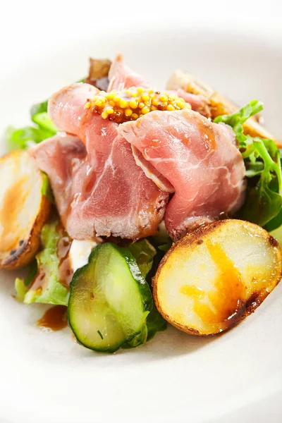 Salada Com Rosbife Legumes Carne Deliciosa Com Batatas Redução Pepinos — Fotografia de Stock