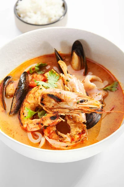 Tom Yum ve deniz ürünleri kasesinde. Ana yemeği yakın servis ettim. Karides ve midyeli Tayland ekşi ve baharatlı çorba. Geleneksel Asya restoranı yemekleri. Akşam yemeği, Tayland yemeği tabakta.
