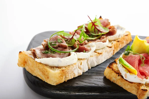 Bruschetta Avec Vue Rapprochée Pastrami Collation Italienne Avec Viande Verdure — Photo