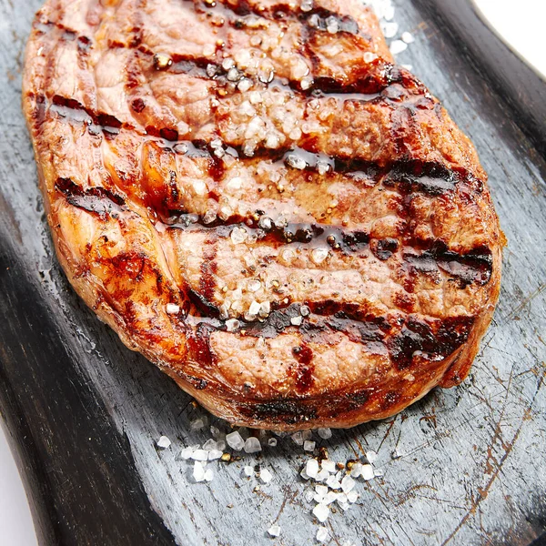 Bife Ribeye Com Sal Especiarias Carne Assada Servida Vista Perto — Fotografia de Stock