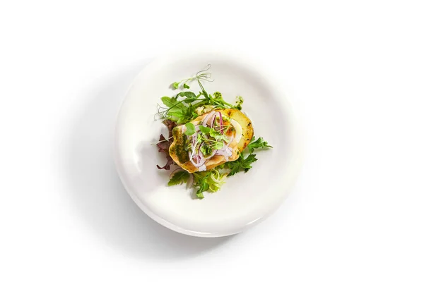 卵と玉ねぎの漬けポテトを焼きます 緑色のパセリのトップビューの芳香族料理 野菜をホワイトプレートにソースでカットします レストラン料理の構成 料理のプレゼンテーション — ストック写真