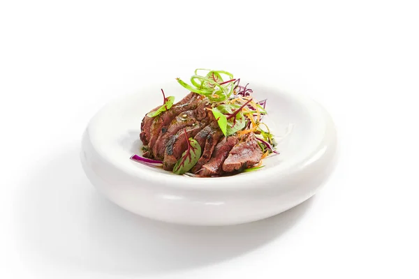 Tataki Roast Beef Side View Chutné Grilované Maso Cibulí Zelení — Stock fotografie