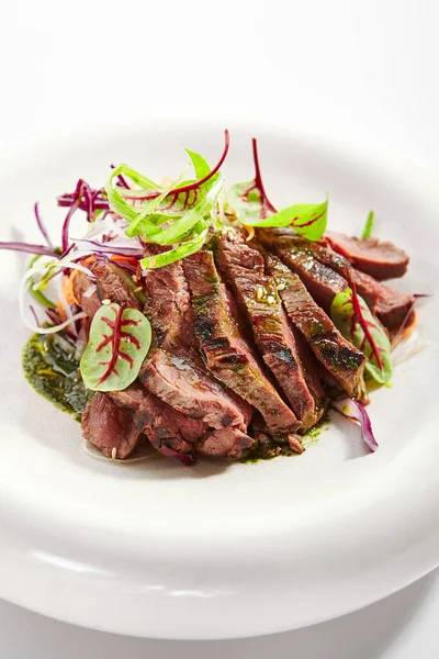 Tataki Roast Beef Vista Vicino Carne Grigliata Saporita Con Cipolla — Foto Stock