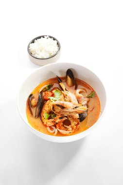 Tom Yum ve deniz ürünleri kasesinde. Ana yemeği servis ettim. Karides ve midyeli Tayland ekşi ve baharatlı çorba. Geleneksel Asya restoranı yemekleri. Akşam yemeği, Tayland yemeği tabakta.