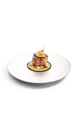 Biberli biftek manzaralı. Yeşillikle servis edilen lezzetli bir restoran yemeği. Lezzetli Çin usulü kızarmış biftek, sos ve sebze tabağı. Yemek kompozisyonu, aşçılık sunumu