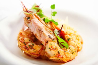 Arjantin karidesli risotto Tom yer elması. Deniz mahsulleri manzaralı leziz Tayland yemekleri. Geleneksel Asya yemeği, pirinç ve aromatik yeşillik. Beyaz tabakta yemek kompozisyonu. Restoran lezzeti.