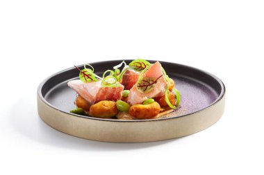 Somon ve peynirli kroket yan görünümü. Yeşillikle servis edilen lezzetli deniz ürünleri. Sos ve fasulyeli dilimlenmiş balık. Geleneksel Fransız tarifi, haute cuisine. Tabaktaki yemek bileşimi