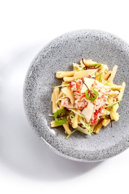 Yengeç, kabak ve mantar peynirli makarna. Lezzetli İtalyan yemeği yakın çekim görüntüsü. Lezzetli deniz ürünleri ve tabakta aromatik yeşillik. Avrupa mutfağı, restoran yemeği bileşimi