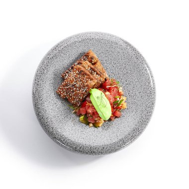 Ton balıklı tartar. Baharatlı doğranmış balık ve kraker. Yeşillik, sebze ve ekmekle lezzetli deniz ürünleri. Haute food, lezzetli restoran yemekleri. Yemek kompozisyonu, yemek tarifi.