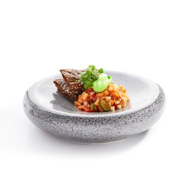 Somon tartı izole edilmiş. Baharatlı çiğ kırmızı balık ve tabakta kraker. Ekmek dilimleriyle taze ton balığı servis ettim. Şifalı otlarla süslenmiş deniz ürünleri restoranı yemekleri. Deniz lezzeti, gurme yemeği.