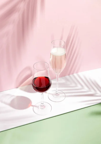 Szampan Czerwone Wino Tle Kreatywności Cienie Liści Palmowych Różowych Ścianach — Zdjęcie stockowe
